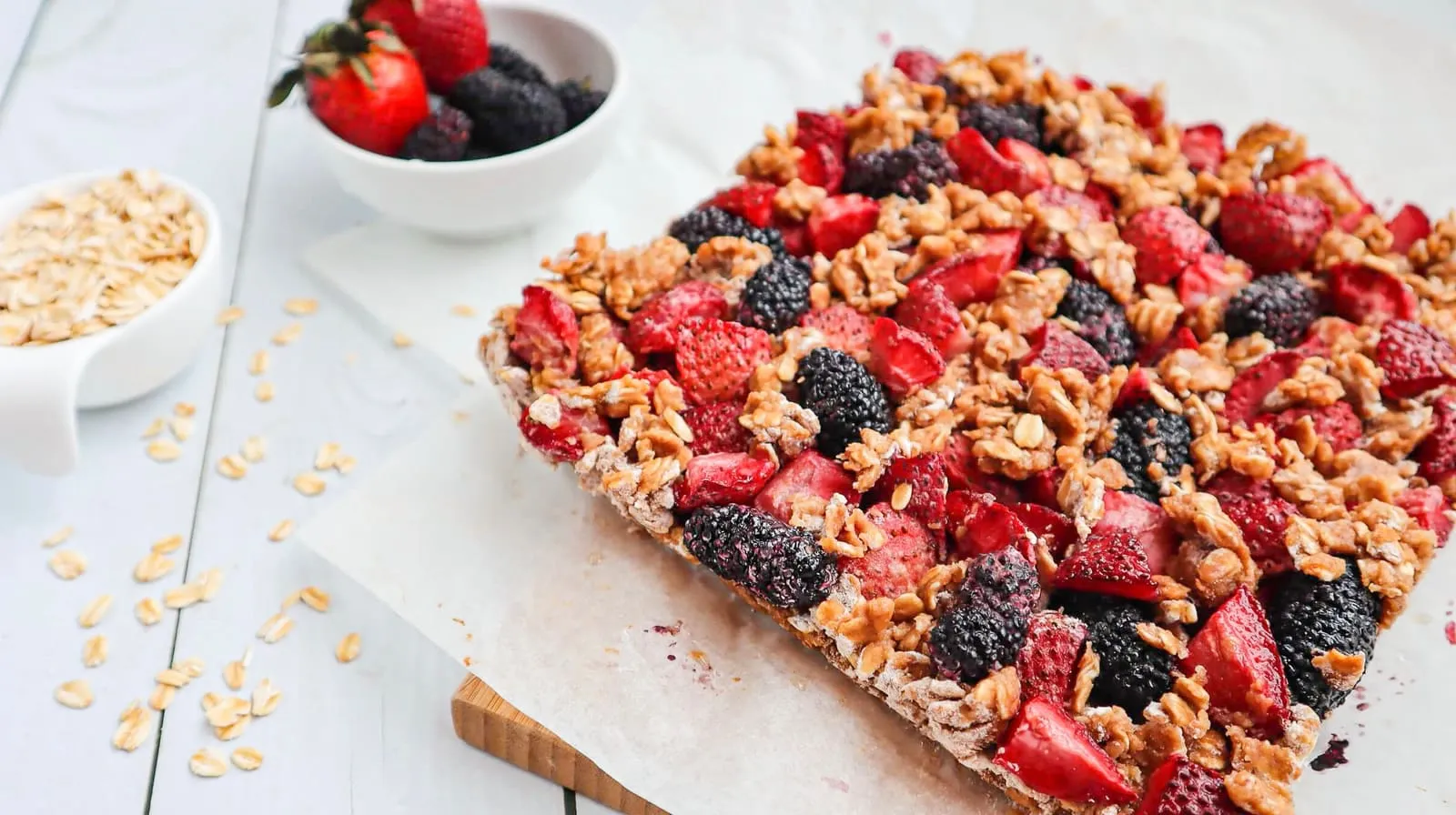 Strawberry oat bars, full of berry aroma and made with natural, wholesome ingredients.