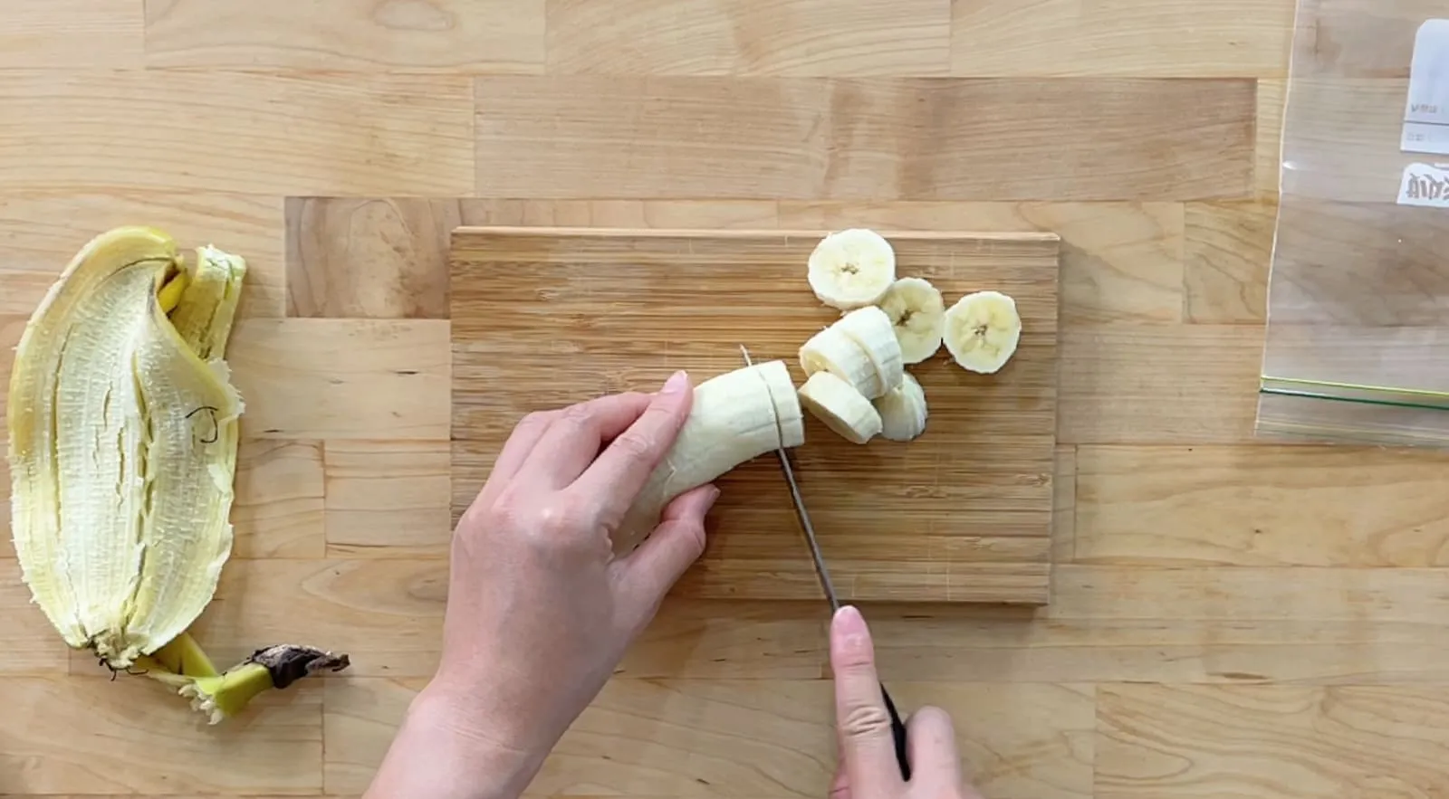 How to fast-freeze bananas: first slice the bananas 0.5-1cm thick