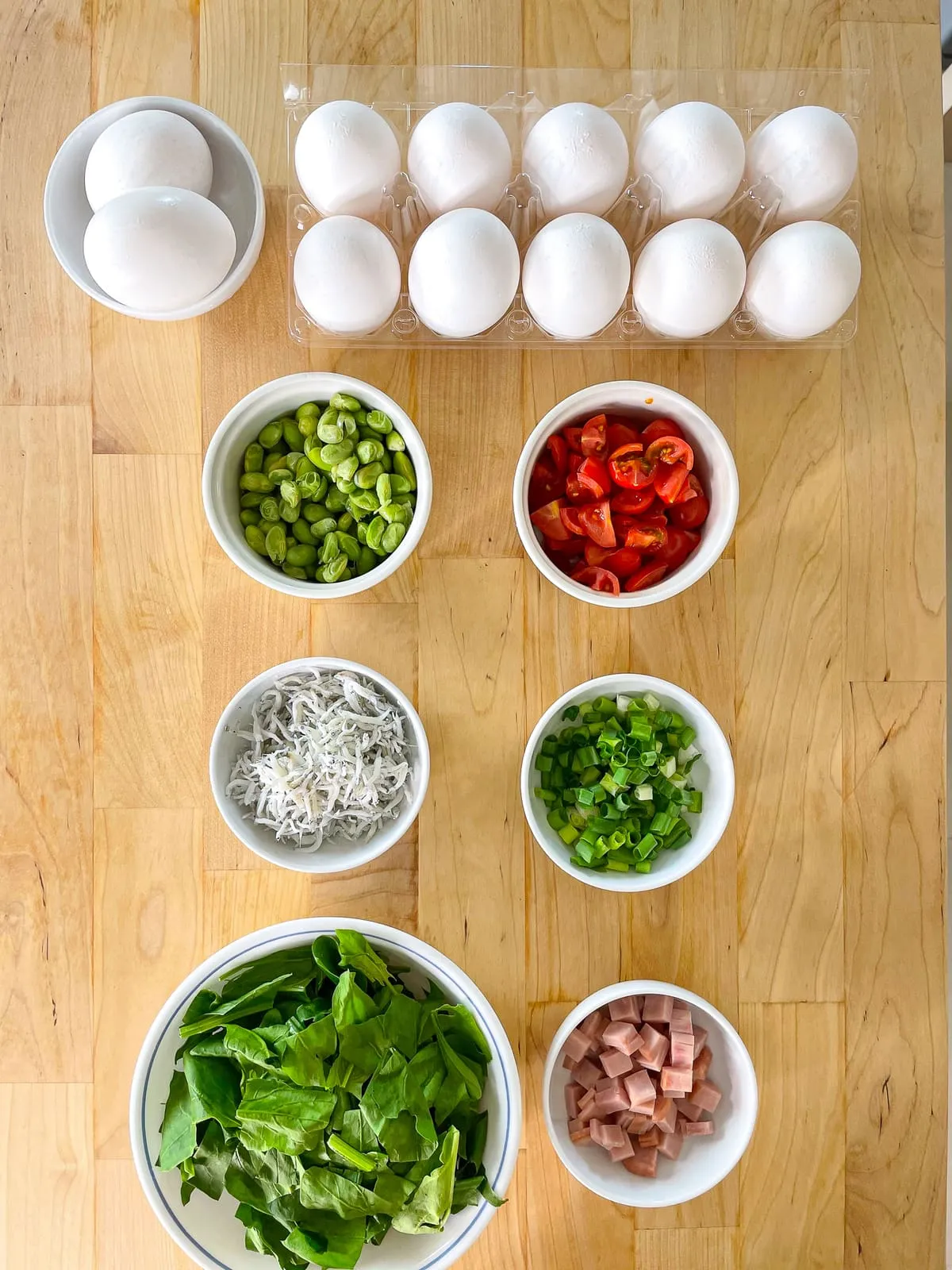 Plenty of protein (ham, edamame, and whitebait) and vegetables (spinach, tomato, and scallions). Together they're delicious, and you can come up with your own favorite flavors